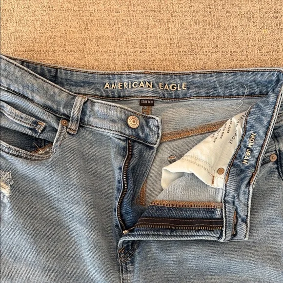 American Eagle Outfitters Light Wash Mom Jean - Picture 4 of 6
